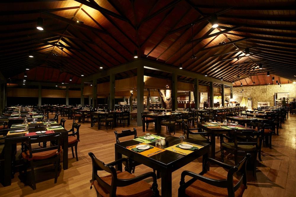 Hotel Sigiriya Ngoại thất bức ảnh The interior of the restaurant