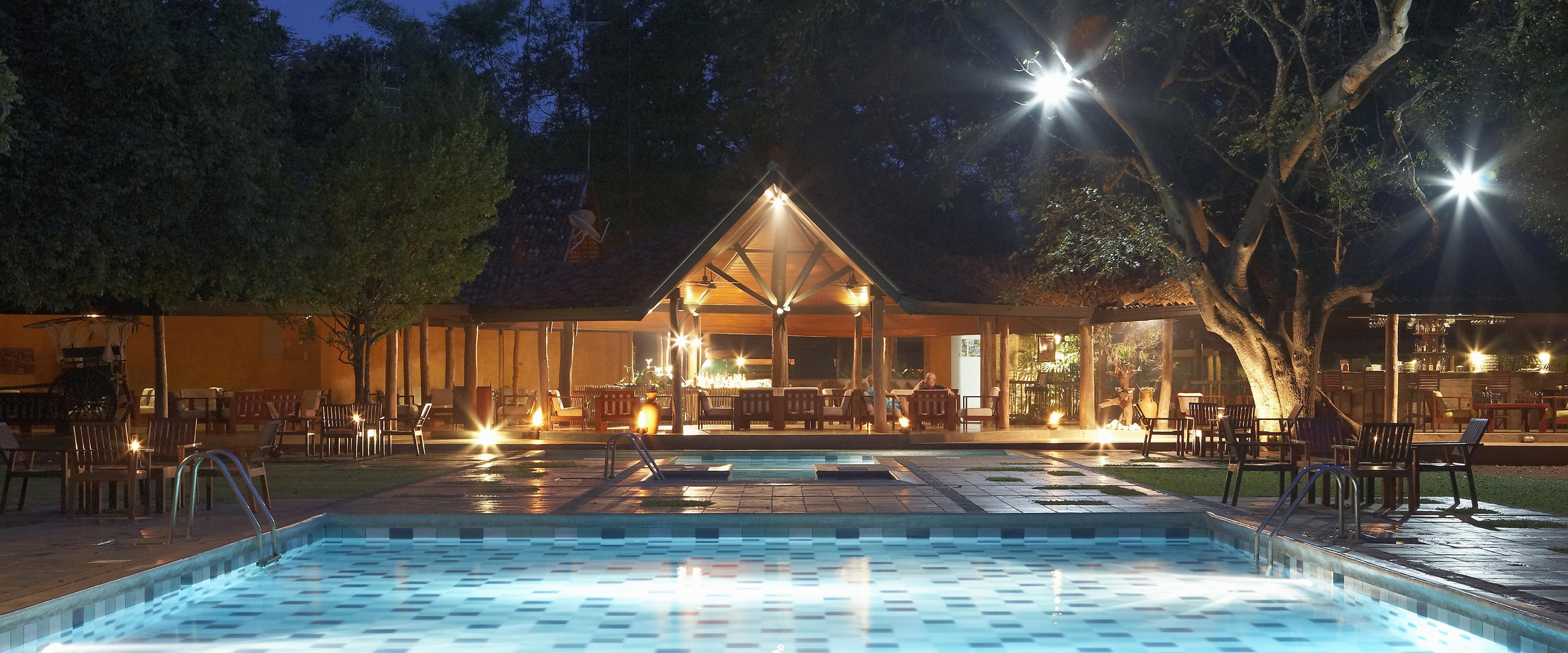 Hotel Sigiriya Ngoại thất bức ảnh The swimming pool at the hotel