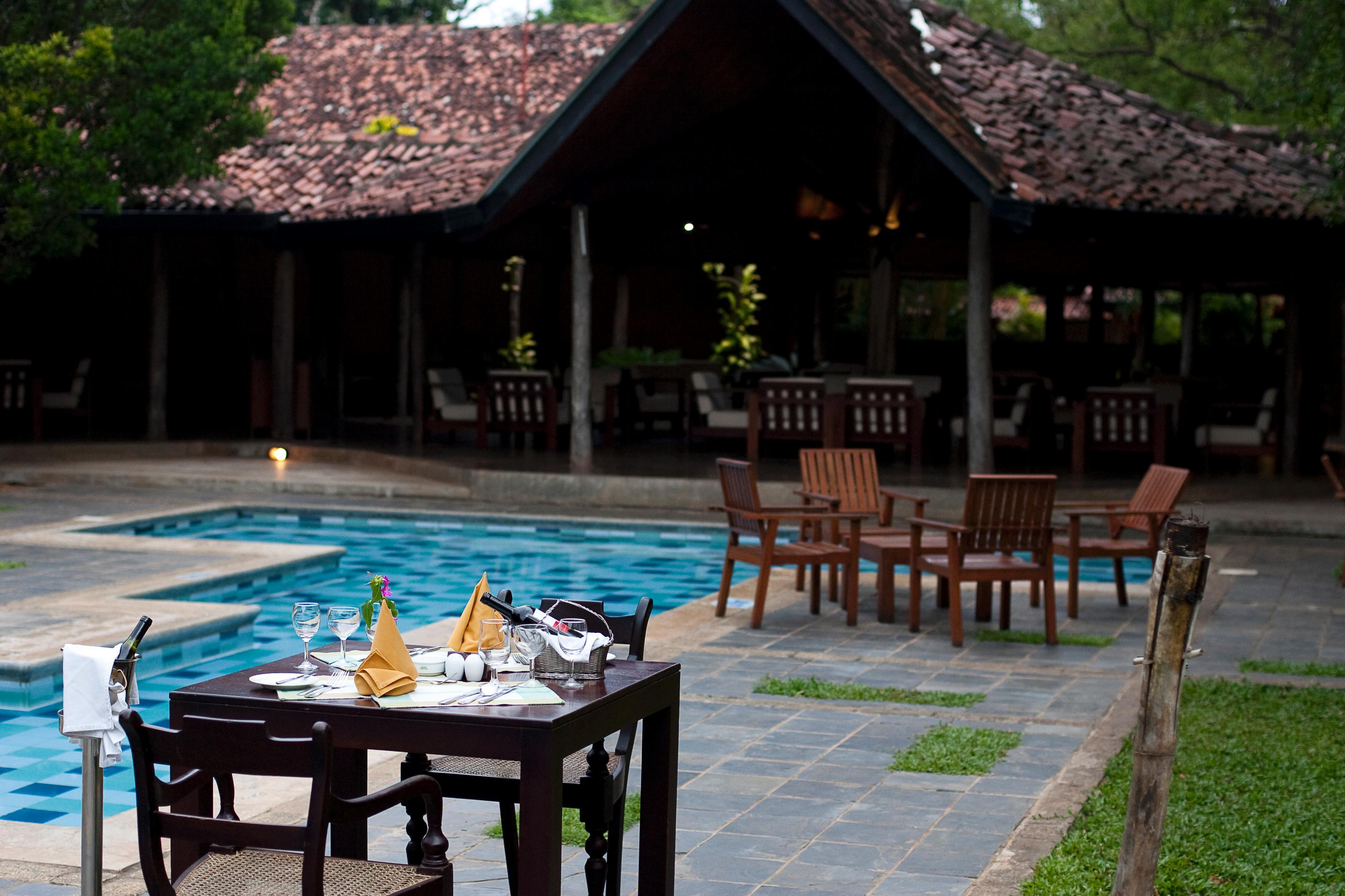 Hotel Sigiriya Ngoại thất bức ảnh The swimming pool at the hotel