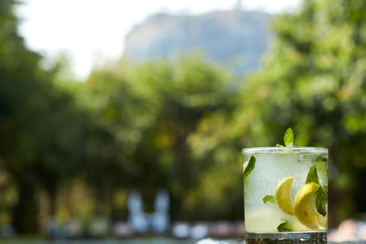 Hotel Sigiriya Ngoại thất bức ảnh A glass of lemonade